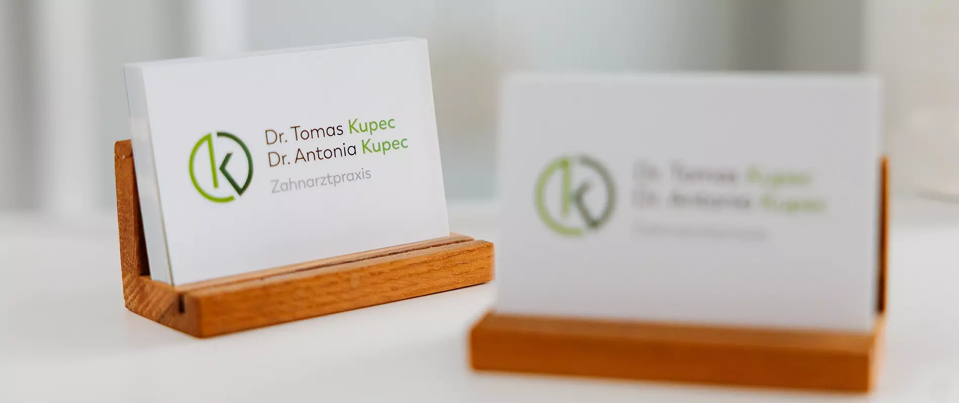 Aufnahme der Visitenkarte der Zahnarztpraxis Dr. Antonia Kupec & Dr. Tomas Kupec