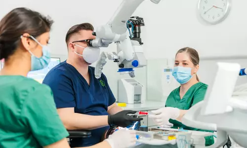 Dr. Tomas Kupec bei der Wurzelbehandlung unter dem Dentalmikroskop, Zahnarzt Dornbirn
