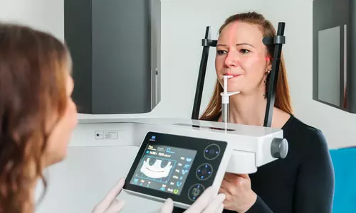 Patientin beim 3D-Röntgen (DVT) in der Zahnarztpraxis Kupec in Dornbirn