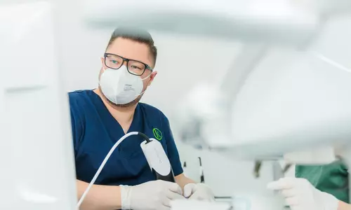 Dr. Tomas Kupec scannt Zähne mit dem Intraoralscanner, digitaler Abdruck in Dornbirn
